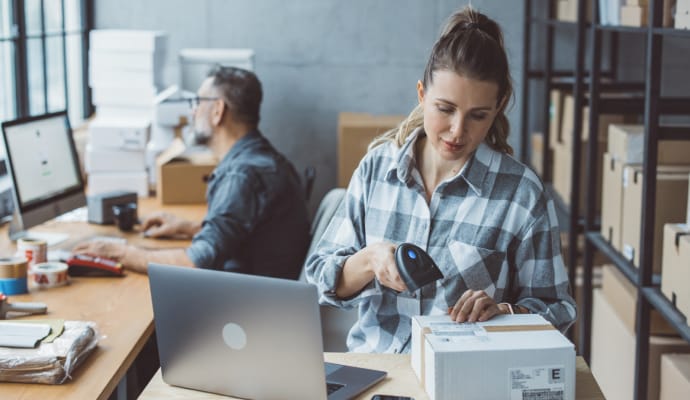 Persona che scrive su un computer portatile seduta su un cuscino